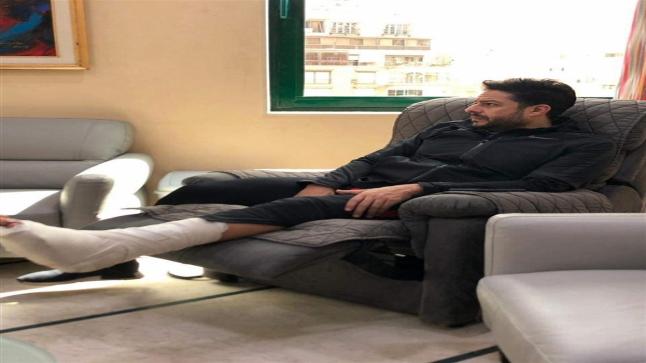 حماقي بعد العملية الجراحية فى قدمه اليسرى شريحة و6 مسامير