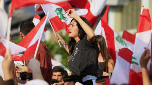 مجموعات من المحتجين يقتربون من مقر وزارة الداخلية فى بيروت تعبيرا عن غضبهم أثر انفجار ميناء مرفأ