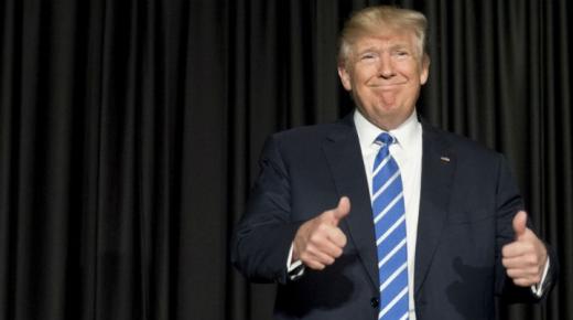 تقارير صحفية تتحدث عن استخدام الرئيس الأمريكي لهاتف يسهل اختراقه