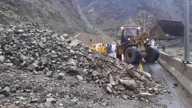 انهيارات صخرية تغلق عقبتي شعار وضلع ونقل عسير يباشر صيانتها