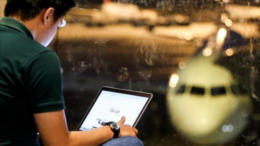 الخارجية التونسية تستدعي السفير البريطاني لديها على خلفية حظر بريطانيا لحمل الحواسيب على متن الطائرات