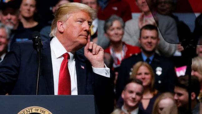 الرئيس الأمريكي يتعهد بمحاربة قرار القضاء الأأمريكي تعليق مرسومه حول حظر السفر