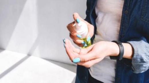 ” هيئة الغذاء والدواء الأمريكية ” تحذر من استخدام معقمات اليدين التي تحتوي على الميثانول