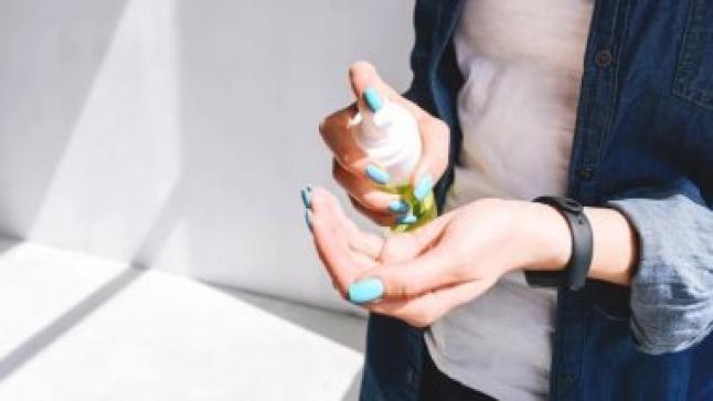 ” هيئة الغذاء والدواء الأمريكية ” تحذر من استخدام معقمات اليدين التي تحتوي على الميثانول