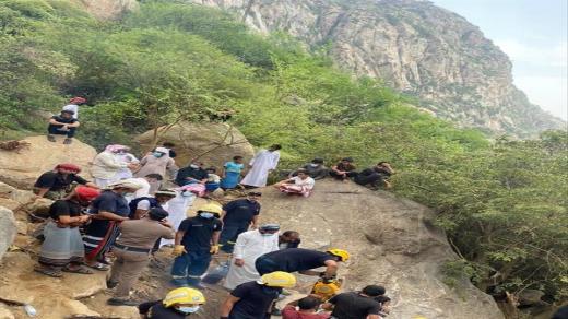 بالصور الدفاع المدني ينتشل جثامين الشباب الأربعة الذين فقدوا الخميس الماضي