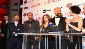 توبا بويوكوستن تظهر بدون خاتم الزفاف ضمن اعلان فلم اسطنبول الحمراء