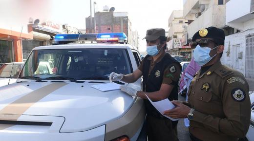 غرامة 150 ألف ريال لمخالفين في مكة لعدم ارتداء الكمامة