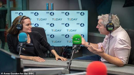 انجلينا جولي لا أريد أن يكونو أولادي مهذبين بشكل مثالى