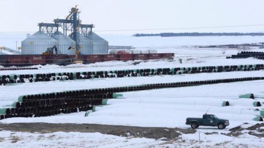 ترامب يخالف سلفه السابق باراك أوباما ويوافق على انشاء الخط أنابيب النفط مع كندا