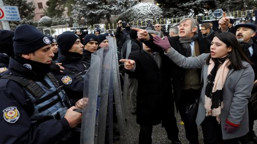 قوات الشرطة التركية تفريق مئات المحتجون أمام البرلمان