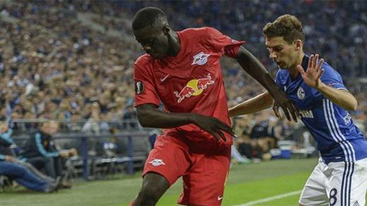 برشلونة يراقب لاعب نادي ريد بول سالزبروج من أجل حل مشكلة الدفاع