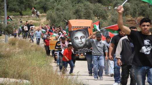 مظاهرات رافضة لقرار محكمة الاحتلال بفتح شارع استيطاني على اراضي المواطنين.