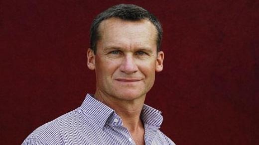 كاتب فرنسي يفوز بجائزة عبارة عن سيف، قُدم له من طرف أكاديمية اللغة الفرنسية