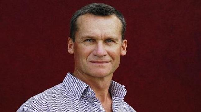 كاتب فرنسي يفوز بجائزة عبارة عن سيف، قُدم له من طرف أكاديمية اللغة الفرنسية