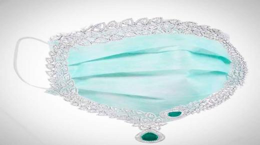 فريق مكون من 25 شخص يصنعون أغلى كمامة في العالم بقيمة 1.5 مليون دولار.. تفاصيل أغلى كمامة في العالم