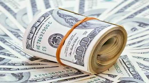 الدولار يتجه نحو أكبر انخفاض شهري خلال العقد الأخير