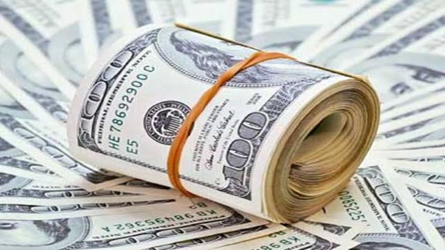 الدولار يتجه نحو أكبر انخفاض شهري خلال العقد الأخير