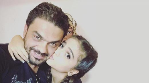 حلا ترك تشارك جمهورها فيديو راقص بعد مرض والدها