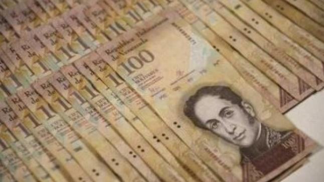 فنزويلا تسحب فئة 100 من عملتها البوليفار من التداول