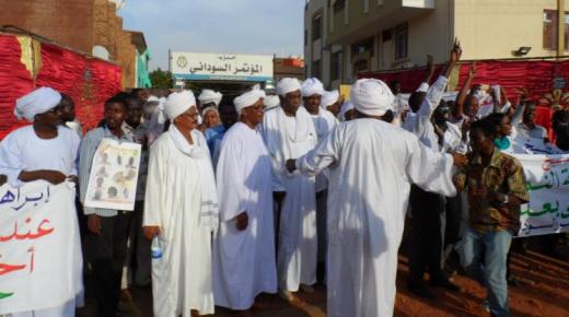 السودان تفرج عن قيادات من المعارضة