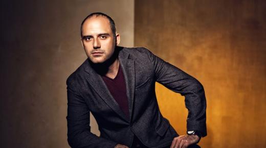 الفنان حازم سمير يعلن عن تعاقدة الرسمي على بطولة مسلسل بين عالمين