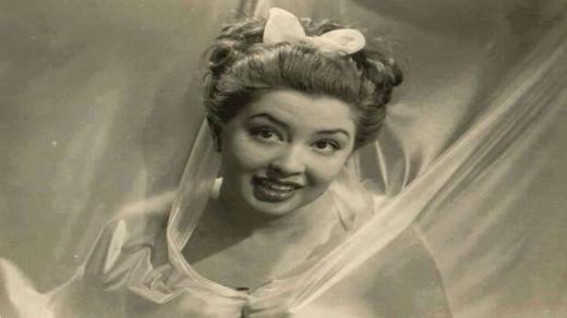 تفاصيل عن قصة حياة الفنانة الجميلة كاميليا ودخولها الأول لعالم السينما ومن ثم كيف كان موتها المؤسف