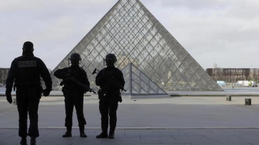 فرنسا تتهم مصري في حادث متحف اللوفر والمحققين اليوم يتشككون في ضلوعه في الحادث